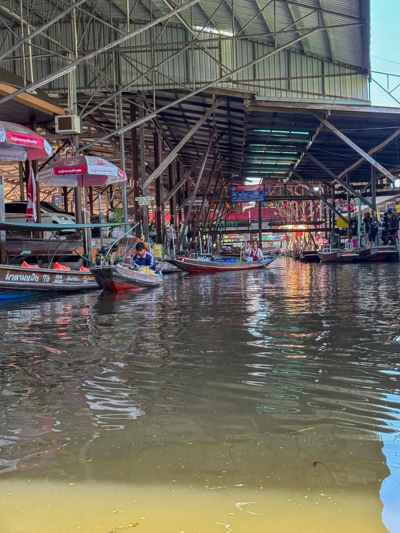 Bangkok, Thailand, 12. November 2024: Berühmter thailändischer Verkäufer mit Segelboot, der Waren verkauft.